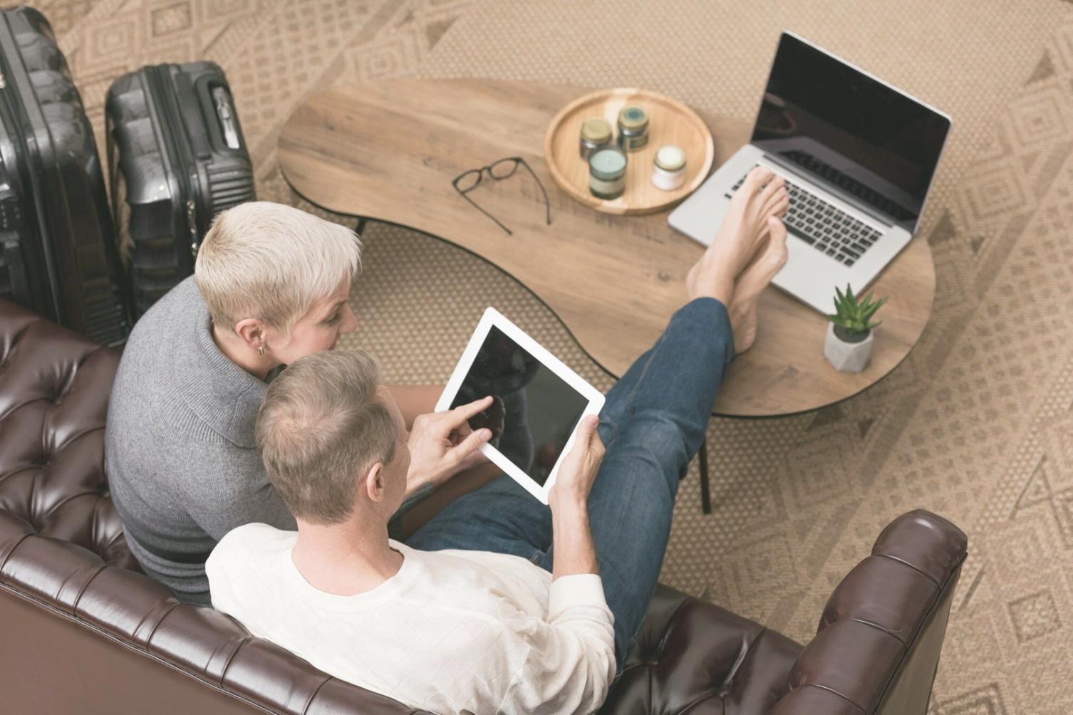 Équipe d'experts analysant les marchés financiers