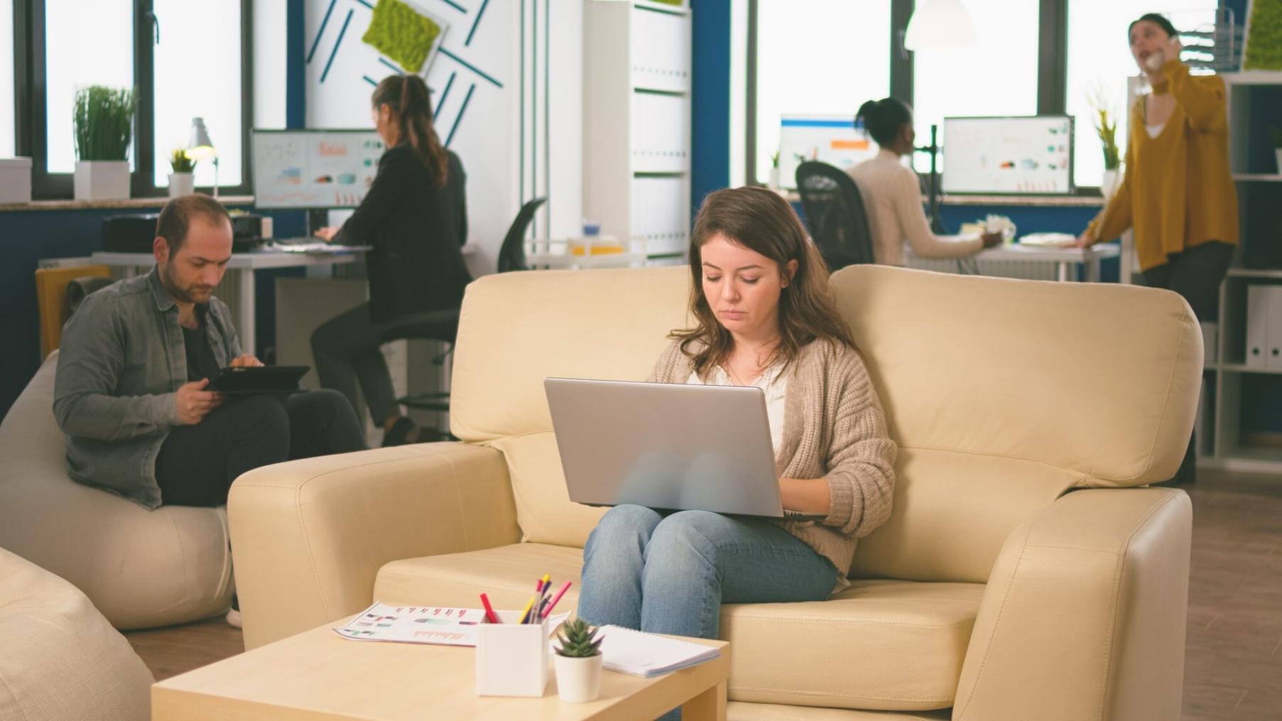 Salle de formation avec écrans affichant des données financières et des algorithmes
